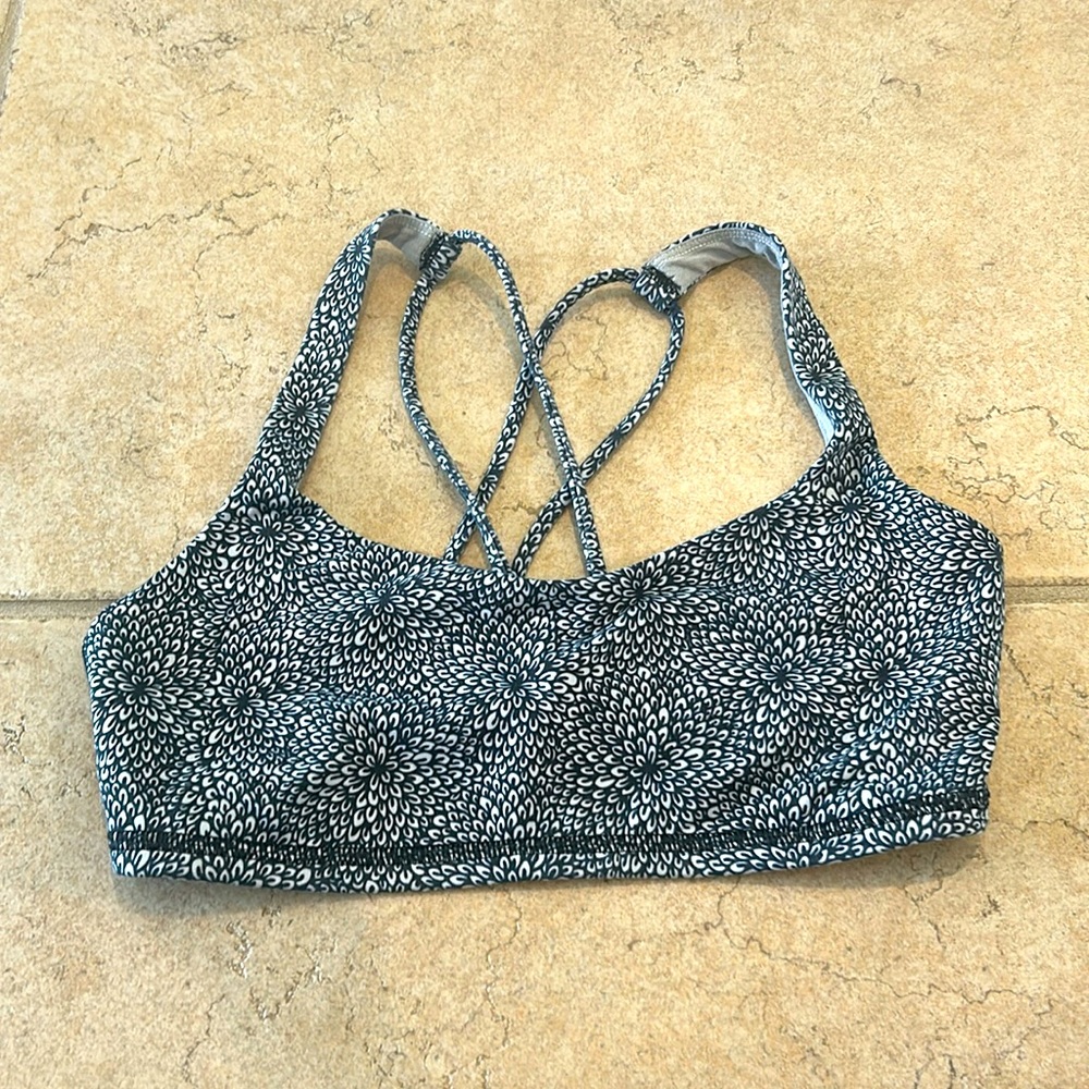 Lululemon sports bra size 4 in blue and white